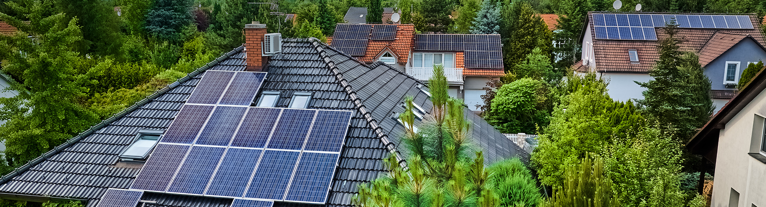 Ett hustak med solceller