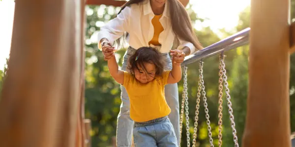 Ett barn går med sin mamma