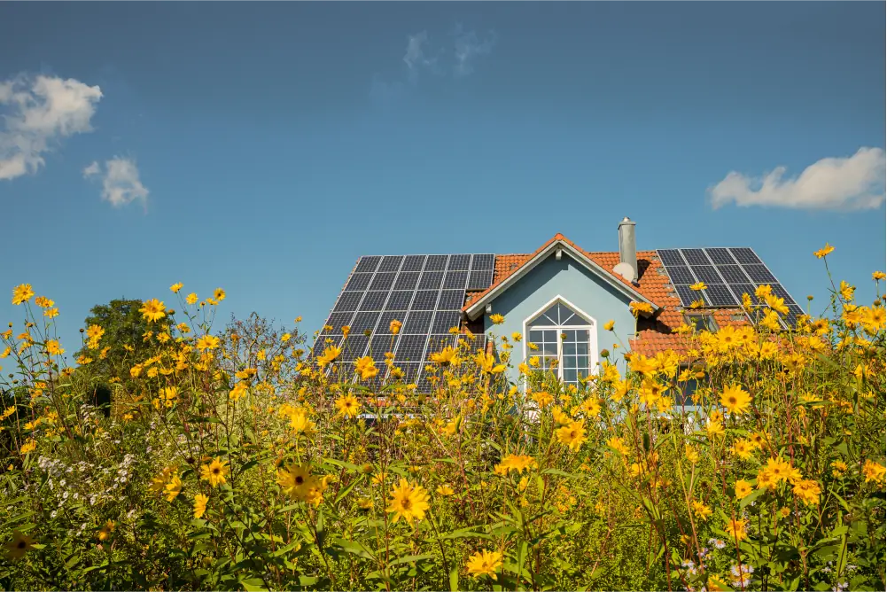 Solceller på ett hustak